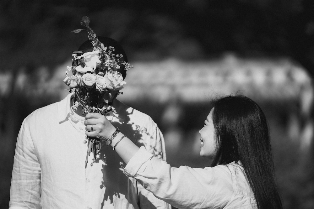 Jessi holding flowers in front of Seyi